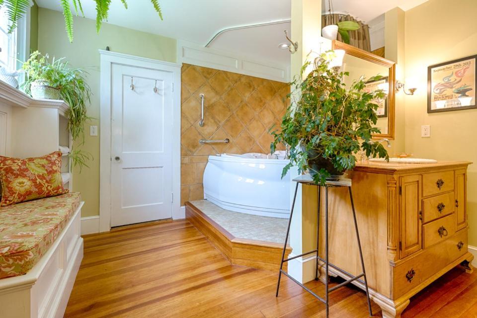 Howarth House Bed And Breakfast Fitchburg Exterior foto