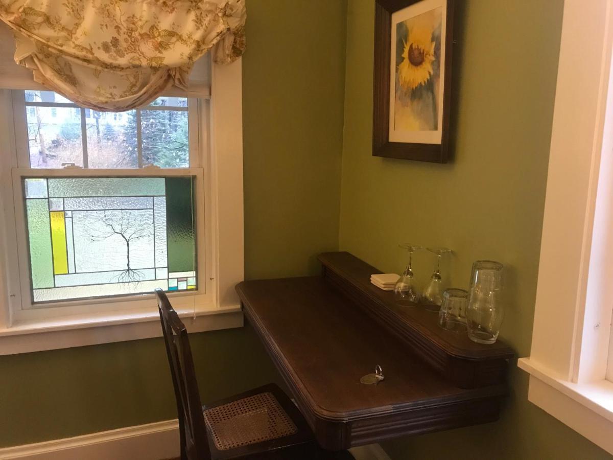 Howarth House Bed And Breakfast Fitchburg Exterior foto
